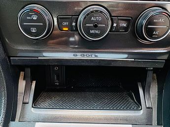 Volkswagen e-Golf 35.8kWh e-Golf Auto 5dr