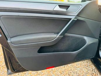 Volkswagen e-Golf 35.8kWh e-Golf Auto 5dr