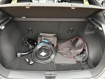 MG MG4 64kWh SE Long Range Auto 5dr