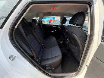 Hyundai TUCSON 2.0 CRDi SE Nav SUV 5dr Diesel Auto 4WD Euro 6 (136 ps)