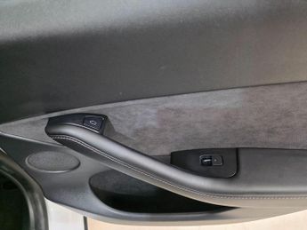 Tesla Model Y (Dual Motor) Long Range Auto 4WDE 5dr