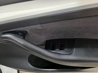 Tesla Model Y (Dual Motor) Long Range Auto 4WDE 5dr
