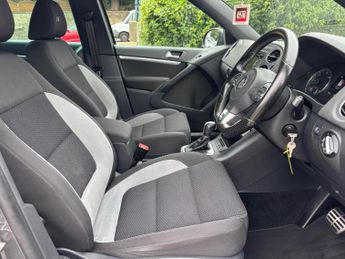 Volkswagen Tiguan 2.0 TDI BlueMotion Tech R-Line DSG 4WD Euro 5 (s/s) 5dr (Nav)