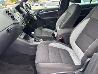 Volkswagen Tiguan 2.0 TDI BlueMotion Tech R-Line DSG 4WD Euro 5 (s/s) 5dr (Nav)