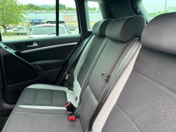 Volkswagen Tiguan 2.0 TDI BlueMotion Tech R-Line DSG 4WD Euro 5 (s/s) 5dr (Nav)