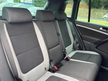 Volkswagen Tiguan 2.0 TDI BlueMotion Tech R-Line DSG 4WD Euro 5 (s/s) 5dr (Nav)