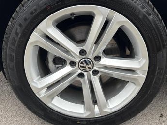 Volkswagen Tiguan 2.0 TDI BlueMotion Tech R-Line DSG 4WD Euro 5 (s/s) 5dr (Nav)