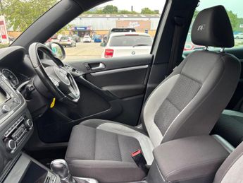 Volkswagen Tiguan 2.0 TDI BlueMotion Tech R-Line DSG 4WD Euro 5 (s/s) 5dr (Nav)