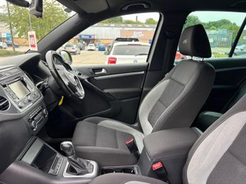 Volkswagen Tiguan 2.0 TDI BlueMotion Tech R-Line DSG 4WD Euro 5 (s/s) 5dr (Nav)
