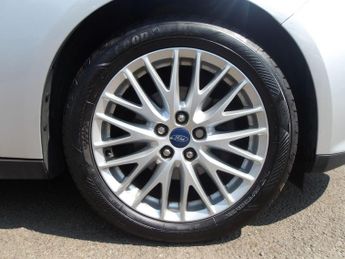 Ford Focus 1.0T EcoBoost Zetec Euro 5 (s/s) 5dr