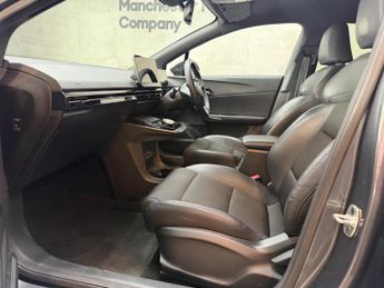 MG MG4 64kWh Trophy Long Range Auto 5dr
