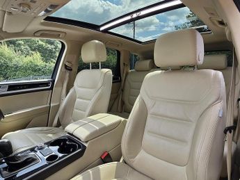 Volkswagen Touareg 3.0 TDI V6 BlueMotion Tech R-Line SUV 5dr Diesel Tiptronic 4WD E