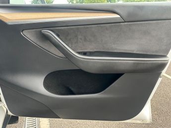Tesla Model Y (Dual Motor) Long Range Auto 4WDE 5dr
