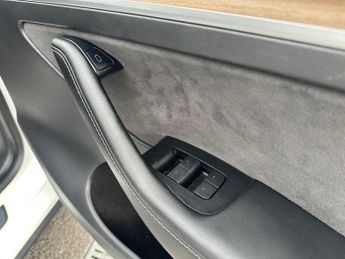 Tesla Model Y (Dual Motor) Long Range Auto 4WDE 5dr