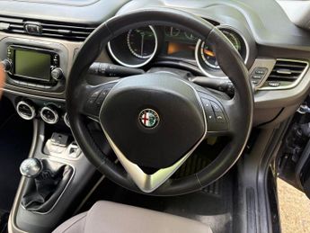 Alfa Romeo Giulietta 2.0 JTDM-2 Distinctive Euro 5 (s/s) 5dr