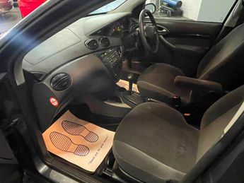 Ford Focus 2.0i 16v Ghia 5dr