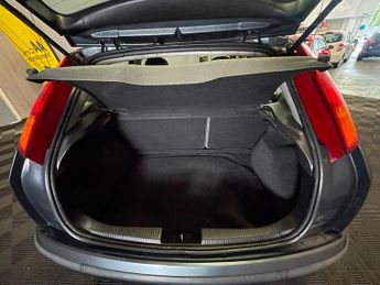 Ford Focus 2.0i 16v Ghia 5dr
