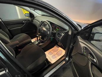 Ford Focus 2.0i 16v Ghia 5dr