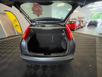 Ford Focus 2.0i 16v Ghia 5dr