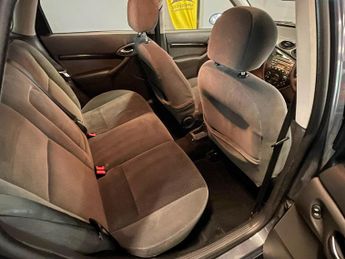 Ford Focus 2.0i 16v Ghia 5dr