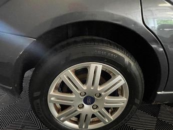 Ford Focus 2.0i 16v Ghia 5dr