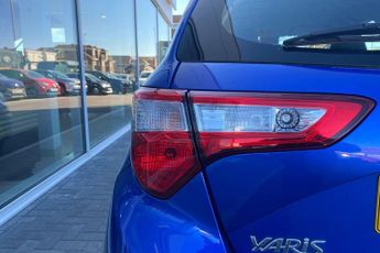 Toyota Yaris 1.5 VVT-h Icon Tech Hatchback 5dr Petrol Hybrid E-CVT Euro 6 (s/
