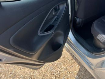 Toyota Yaris 1.5 VVT-h Design Hatchback 5dr Petrol Hybrid E-CVT Euro 6 (s/s) 