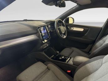 Volvo XC40 2.0 B3 MHEV Plus Dark SUV 5dr Petrol Hybrid DCT Auto Euro 6 (s/s