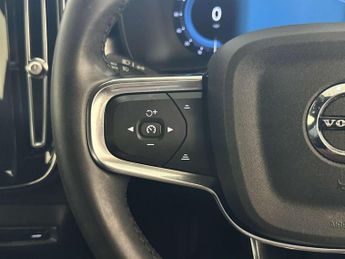 Volvo XC40 2.0 B3 MHEV Plus Dark SUV 5dr Petrol Hybrid DCT Auto Euro 6 (s/s