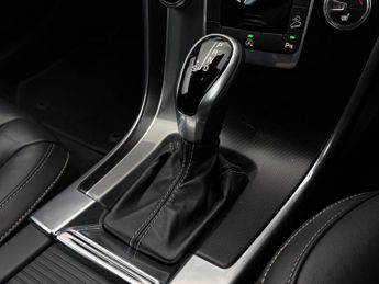 Volvo XC60 2.4 D5 R-Design Lux Nav Auto AWD Euro 6 (s/s) 5dr