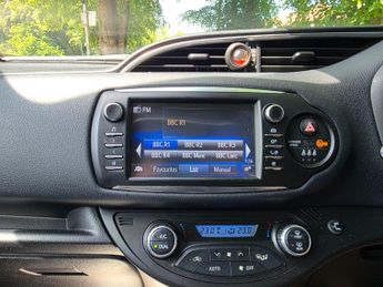 Toyota Yaris 1.5 VVT-h Design E-CVT Euro 6 (s/s) 5dr