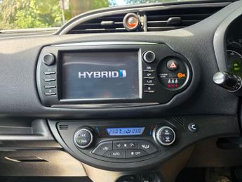 Toyota Yaris 1.5 VVT-h Design E-CVT Euro 6 (s/s) 5dr
