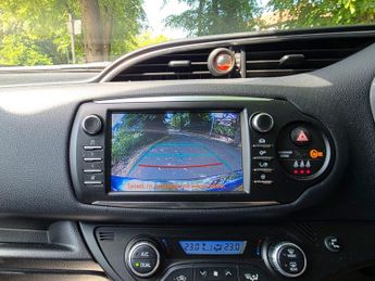 Toyota Yaris 1.5 VVT-h Design E-CVT Euro 6 (s/s) 5dr