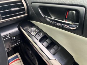Lexus IS 2.5 300h Luxury E-CVT Euro 5 (s/s) 4dr