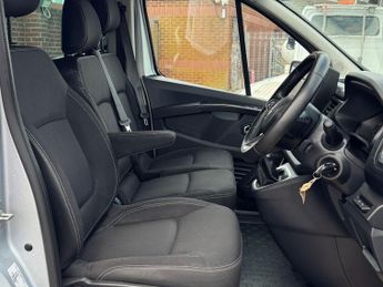 Renault Trafic 2.0 dCi LL30 Extra Minibus Double Cab 5dr Diesel EDC L2 H1 Euro 