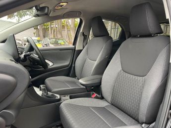 Toyota Yaris 1.5 VVT-h Design E-CVT Euro 6 (s/s) 5dr