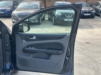 Ford Focus 1.6 Titanium 5dr