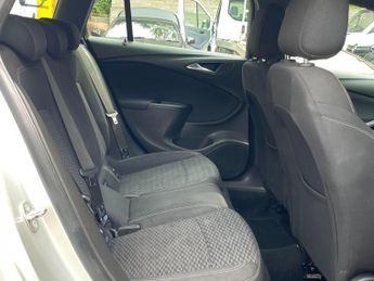 Vauxhall Astra 1.6 CDTi SRi Sports Tourer 5dr Diesel Manual Euro 6 (110 ps)
