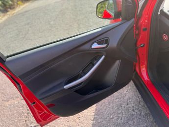Ford Focus 1.0T EcoBoost Zetec Auto Euro 6 (s/s) 5dr