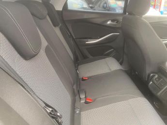 Vauxhall Grandland X 1.6 Turbo D BlueInjection SE Auto Euro 6 (s/s) 5dr