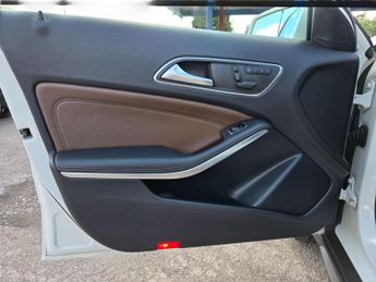 Mercedes-Benz GLA 2.1 GLA220d AMG Line (Premium Plus) 7G-DCT 4MATIC Euro 6 (s/s) 5