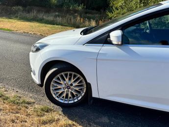 Ford Focus 1.0T EcoBoost Zetec Euro 5 (s/s) 5dr