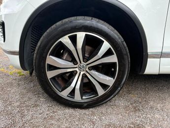 Volkswagen Touareg 3.0 TDI V6 BlueMotion Tech R-Line Tiptronic 4WD Euro 6 (s/s) 5dr