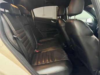 Alfa Romeo Giulietta 2.0 JTDM-2 Lusso Euro 5 (s/s) 5dr