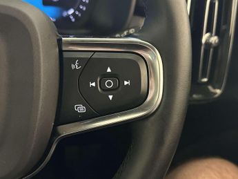 Volvo XC40 2.0 B3 MHEV Plus Dark SUV 5dr Petrol Hybrid DCT Auto Euro 6 (s/s