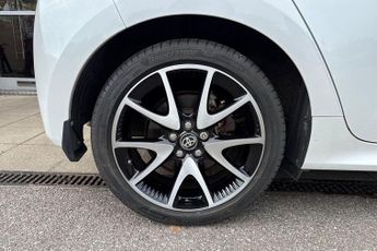Toyota Yaris 1.5 VVT-h Dynamic E-CVT Euro 6 (s/s) 5dr