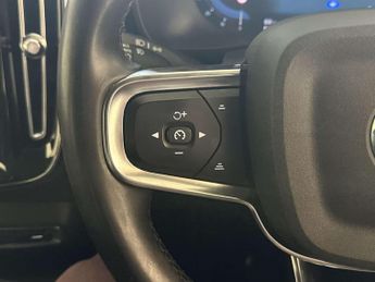 Volvo XC40 2.0 B3 MHEV Plus SUV 5dr Petrol Hybrid DCT Auto Euro 6 (s/s) (16