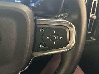 Volvo XC40 2.0 B3 MHEV Plus SUV 5dr Petrol Hybrid DCT Auto Euro 6 (s/s) (16
