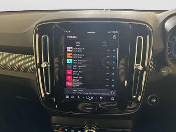 Volvo XC40 2.0 B3 MHEV Plus SUV 5dr Petrol Hybrid DCT Auto Euro 6 (s/s) (16