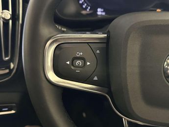 Volvo XC40 2.0 B4 MHEV Ultimate SUV 5dr Petrol Hybrid DCT Auto Euro 6 (s/s)